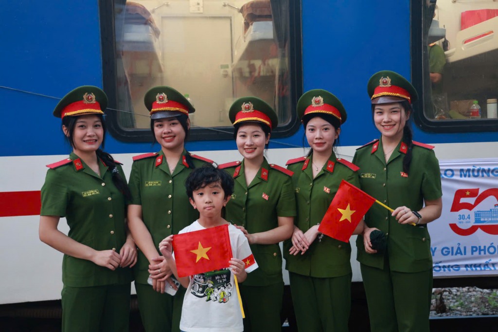 “Hòa bình đẹp lắm” phủ đỏ mạng xã hội