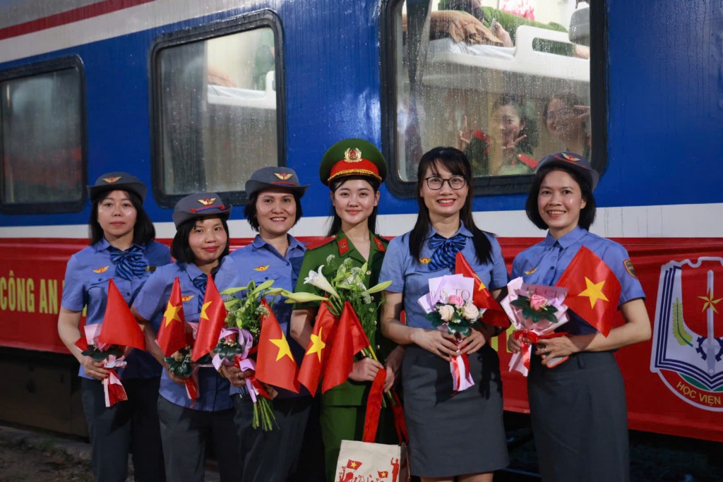 “Hòa bình đẹp lắm” phủ đỏ mạng xã hội