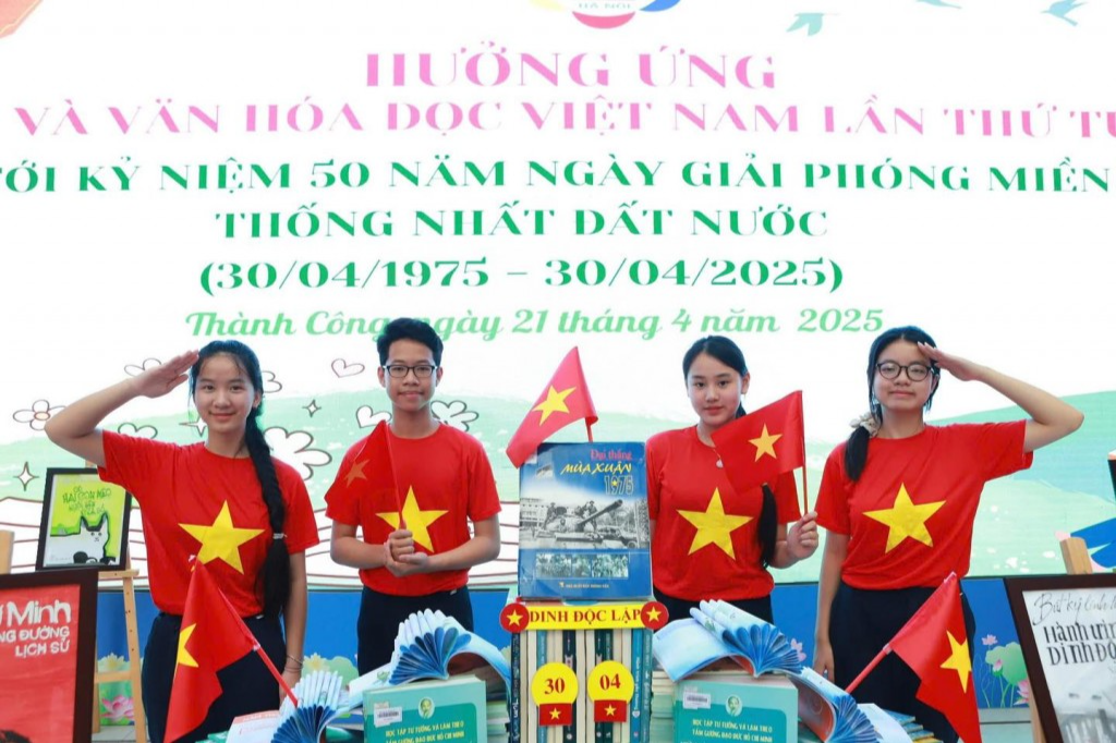 “Hòa bình đẹp lắm” phủ đỏ mạng xã hội