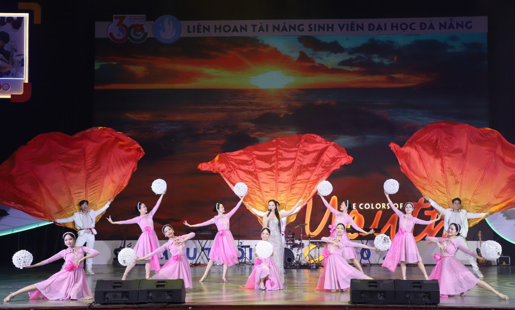 Đoàn Đại học Đà Nẵng tổ chức Liên hoan tài năng sinh viên Đại học Đà Nẵng với chủ đề “Sắc màu tuổi trẻ - The Colors of Youth” Đoàn Đại học Đà Nẵng tổ chức Liên hoan tài năng sinh viên Đại học Đà Nẵng với chủ đề “Sắc màu tuổi trẻ - The Colors of Youth”