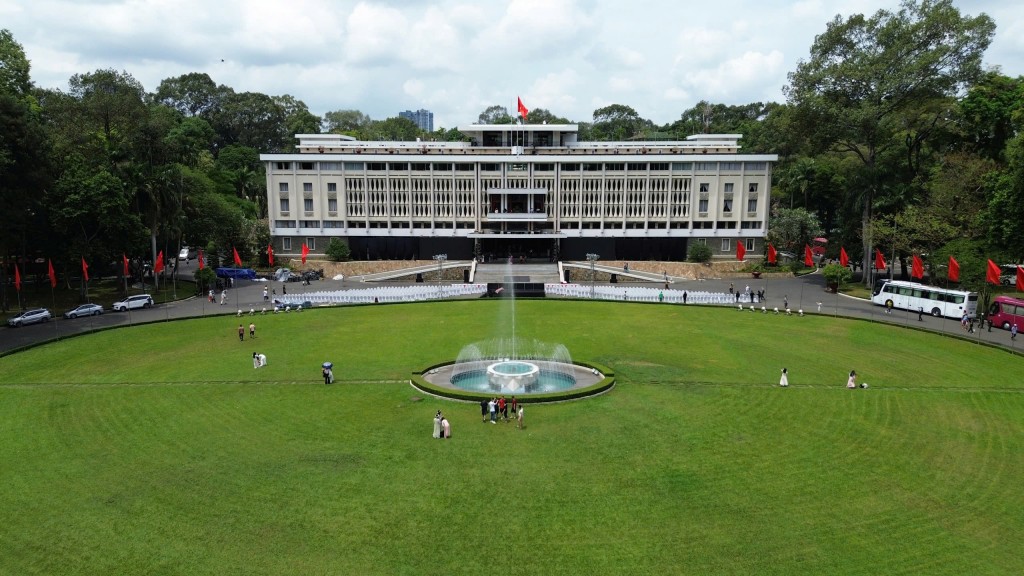 Còn trong khuôn viên Dinh Độc Lập, mọi công tác chuẩn bị cũng đã gần như hoàn thiện. Đây là di tích lịch sử gắn với cột mốc ngày 30/4, sẽ được sử dụng để tổ chức các nghi lễ, nghi thức trang trọng, các chương trình nghệ thuật đặc sắc dịp này Còn trong khuôn viên Dinh Độc Lập, mọi công tác chuẩn bị cũng đã gần như hoàn thiện. Đây là di tích lịch sử gắn với cột mốc ngày 30/4, sẽ được sử dụng để tổ chức các nghi lễ, nghi thức trang trọng, các chương trình nghệ thuật đặc sắc dịp này