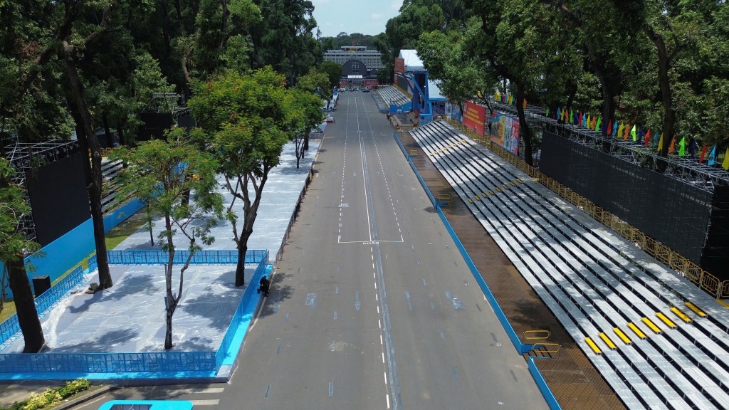 Chỉ còn ít ngày nữa là đến dịp lễ trọng đại – 50 năm Giải phóng miền Nam, thống nhất đất nước – công tác chuẩn bị tại trục đường Lê Duẩn, Quận 1, TP.HCM đang được triển khai với tốc độ khẩn trương, nghiêm túc và đồng bộ. Chỉ còn ít ngày nữa là đến dịp lễ trọng đại – 50 năm Giải phóng miền Nam, thống nhất đất nước – công tác chuẩn bị tại trục đường Lê Duẩn, Quận 1, TP.HCM đang được triển khai với tốc độ khẩn trương, nghiêm túc và đồng bộ.