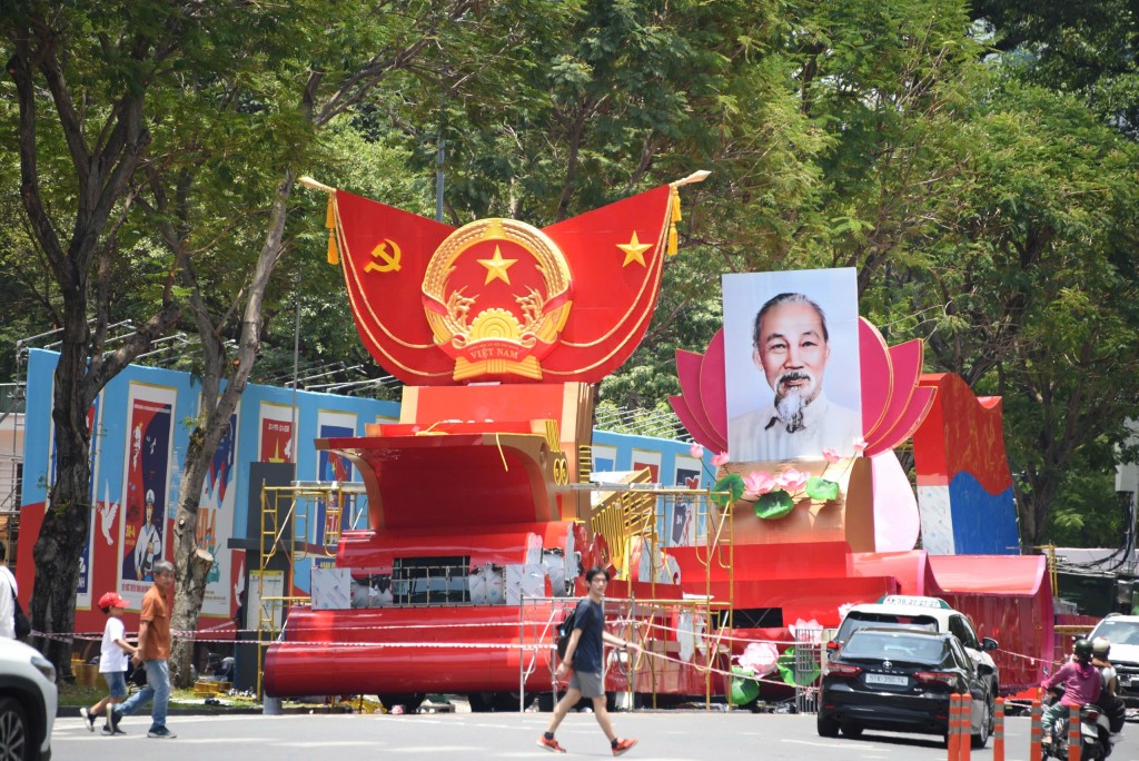Hàng loạt các xe mô hình được cũng được đặt tại đây, phục vụ cho lễ diễu binh, diễu hành Hàng loạt các xe mô hình được cũng được đặt tại đây, phục vụ cho lễ diễu binh, diễu hành