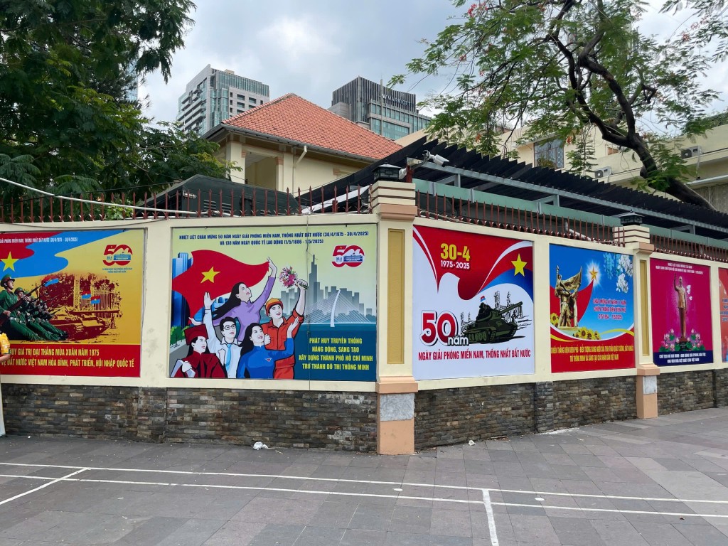 Dọc tuyến đường được trang hoàng bằng hàng loạt poster, băng khôn, cờ hiêu... chào mừng dấu mốc lịch sử hào hùng dân tộc Dọc tuyến đường được trang hoàng bằng hàng loạt poster, băng khôn, cờ hiêu... chào mừng dấu mốc lịch sử hào hùng dân tộc