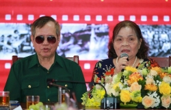 Những người phụ nữ kiên trung phía sau chiến trường bão lửa
