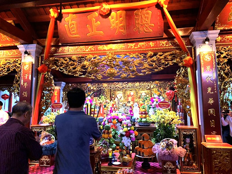 Người dân dâng hương cầu phúc, trừ bớt hoả tai
