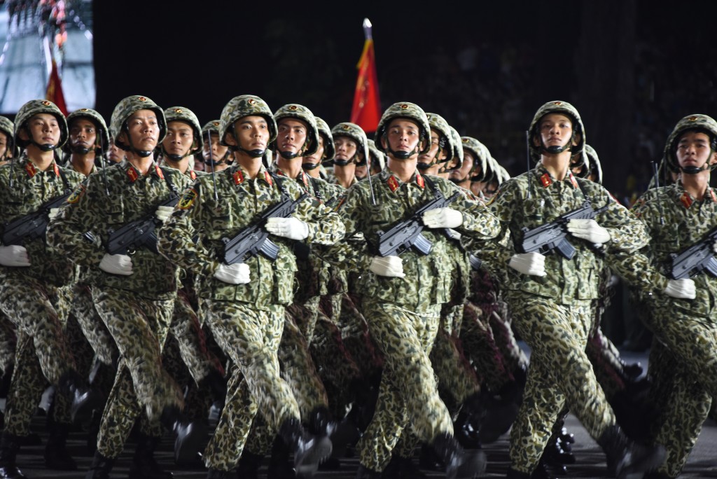 Sau khi di chuyển qua lễ đài, các lực lượng tham gia diễu binh, diễu hành di chuyển theo 4 hướng để về điểm tập kết. Sau khi di chuyển qua lễ đài, các lực lượng tham gia diễu binh, diễu hành di chuyển theo 4 hướng để về điểm tập kết.