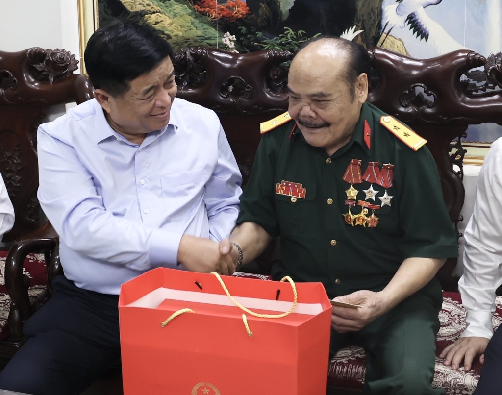 Phó Thủ tướng và đoàn công tác thăm ông Bùi Văn, là thương binh hạng 1/4 (tỷ lệ 81%), người hoạt động kháng chiến bị nhiễm chất độc hoá học (tỷ lệ 24%) - Ảnh: VGP/Thu Sa Phó Thủ tướng và đoàn công tác thăm ông Bùi Văn, là thương binh hạng 1/4 (tỷ lệ 81%), người hoạt động kháng chiến bị nhiễm chất độc hoá học (tỷ lệ 24%) - Ảnh: VGP/Thu Sa