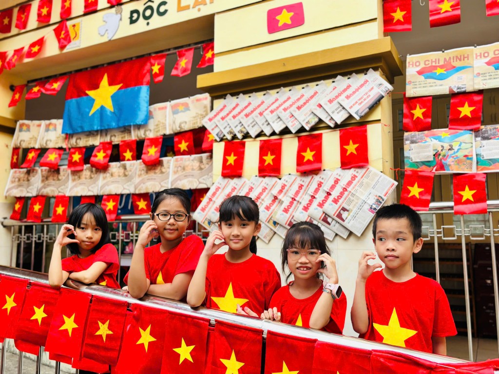 Trường học Hà Nội rực rỡ cờ đỏ sao vàng mừng ngày thống nhất