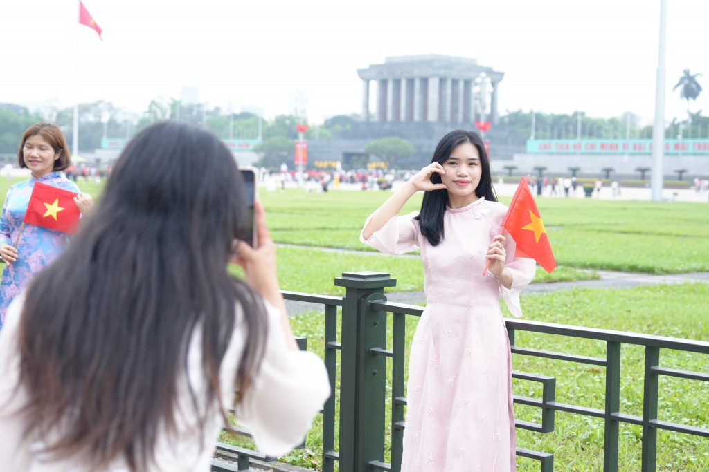 Giới trẻ Hà thành đổ về Quảng trường Ba Đình chụp ảnh Giới trẻ Hà thành đổ về Quảng trường Ba Đình chụp ảnh