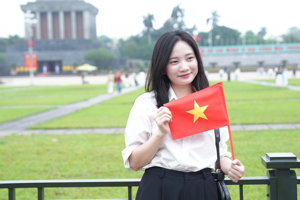 Giới trẻ Hà thành đổ về Quảng trường Ba Đình chụp ảnh Giới trẻ Hà thành đổ về Quảng trường Ba Đình chụp ảnh