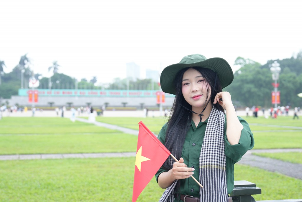 Bạn Hoàng Hải Nhi (22 tuổi, quận Hà Đông) cho biết, mình đã dạy từ sớm để chuẩn bị trang phục đi dự lễ thượng cờ và chụp ảnh tại Quảng trường Ba Đình: Giới trẻ Hà thành đổ về Quảng trường Ba Đình chụp ảnh