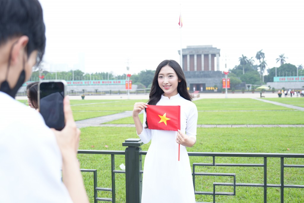 Giới trẻ Hà thành đổ về Quảng trường Ba Đình chụp ảnh Giới trẻ Hà thành đổ về Quảng trường Ba Đình chụp ảnh