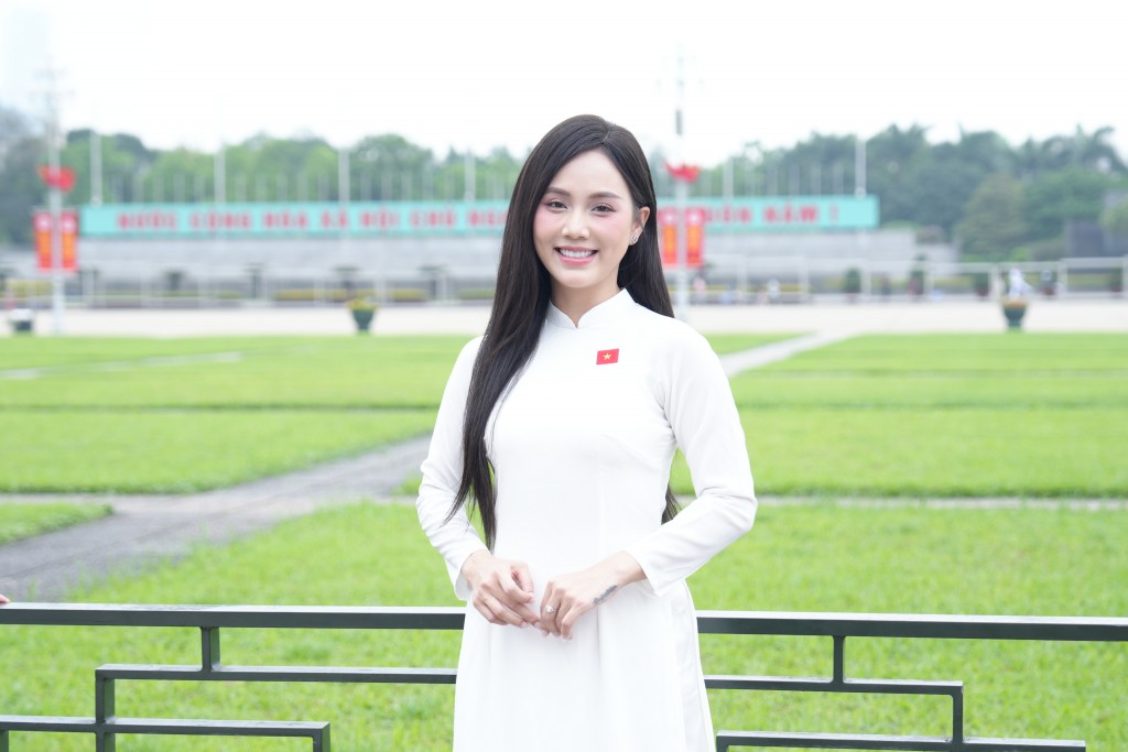 Giới trẻ Hà thành đổ về Quảng trường Ba Đình chụp ảnh Giới trẻ Hà thành đổ về Quảng trường Ba Đình chụp ảnh