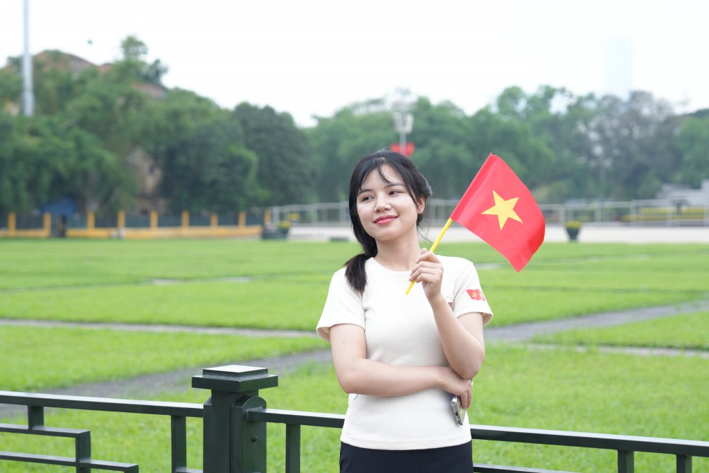 Giới trẻ Hà thành đổ về Quảng trường Ba Đình chụp ảnh Giới trẻ Hà thành đổ về Quảng trường Ba Đình chụp ảnh