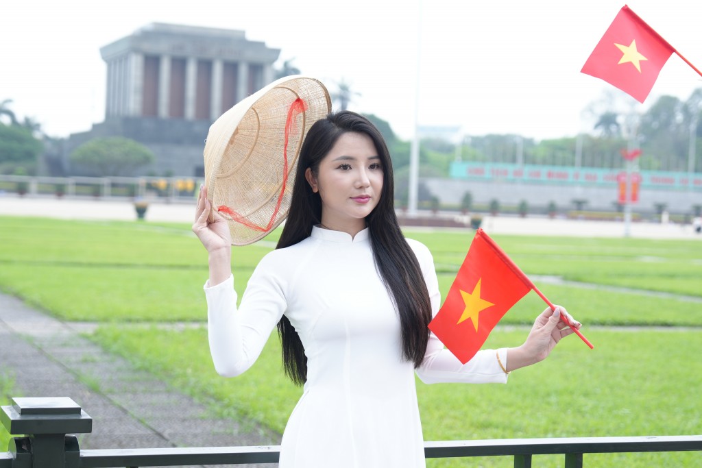 Giới trẻ Hà thành đổ về Quảng trường Ba Đình chụp ảnh Giới trẻ Hà thành đổ về Quảng trường Ba Đình chụp ảnh