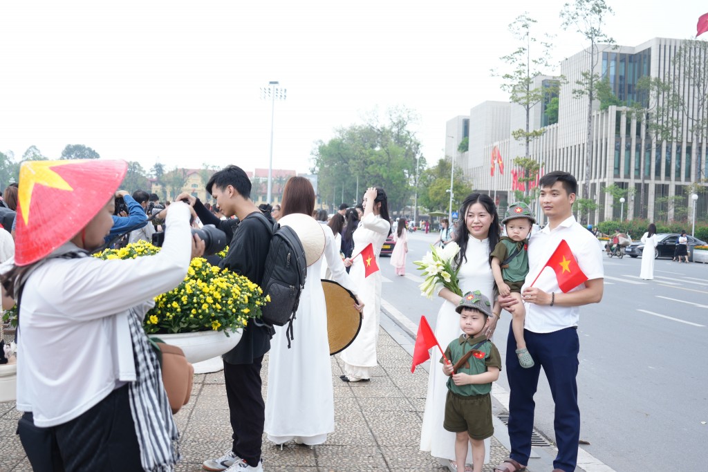 Thiều bạn trẻ thuê riêng nhiếp ảnh gia để chụp hình, cho ra những bức hình để đời đẹp nhất. Thiều bạn trẻ thuê riêng nhiếp ảnh gia để chụp hình, cho ra những bức hình để đời đẹp nhất.