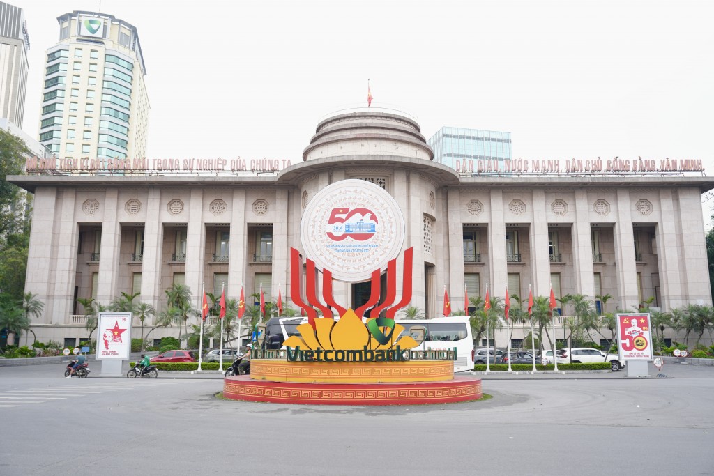  Những ngày tháng 4 lịch sử, cả nước đều hướng về mốc son chói lọi của dân tộc, khắp các tuyến phố Hà Nội như khoác lên mình một tấm áo mới rực rỡ, hào hùng.
