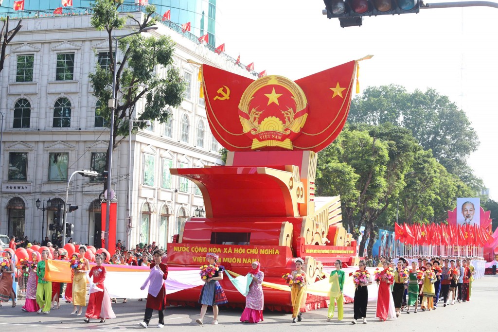 Sáng 27/4, trên đường Lê Duẩn (Quận 1, TP Hồ Chí Minh) đã chính thức diễn ra buổi tổng duyệt diễu binh, diễu hành cấp Nhà nước chào mừng 50 năm Ngày thống nhất đất (30/4/1975 - 30/4/2025). Đây là buổi tập luyện cuối cùng, diễn ra như thật trước khi buổi lễ chính thức diễn ra vào sáng ngày 30/4 Sáng 27/4, trên đường Lê Duẩn (Quận 1, TP Hồ Chí Minh) đã chính thức diễn ra buổi tổng duyệt diễu binh, diễu hành cấp Nhà nước chào mừng 50 năm Ngày thống nhất đất (30/4/1975 - 30/4/2025). Đây là buổi tập luyện cuối cùng, diễn ra như thật trước khi buổi lễ chính thức diễn ra vào sáng ngày 30/4