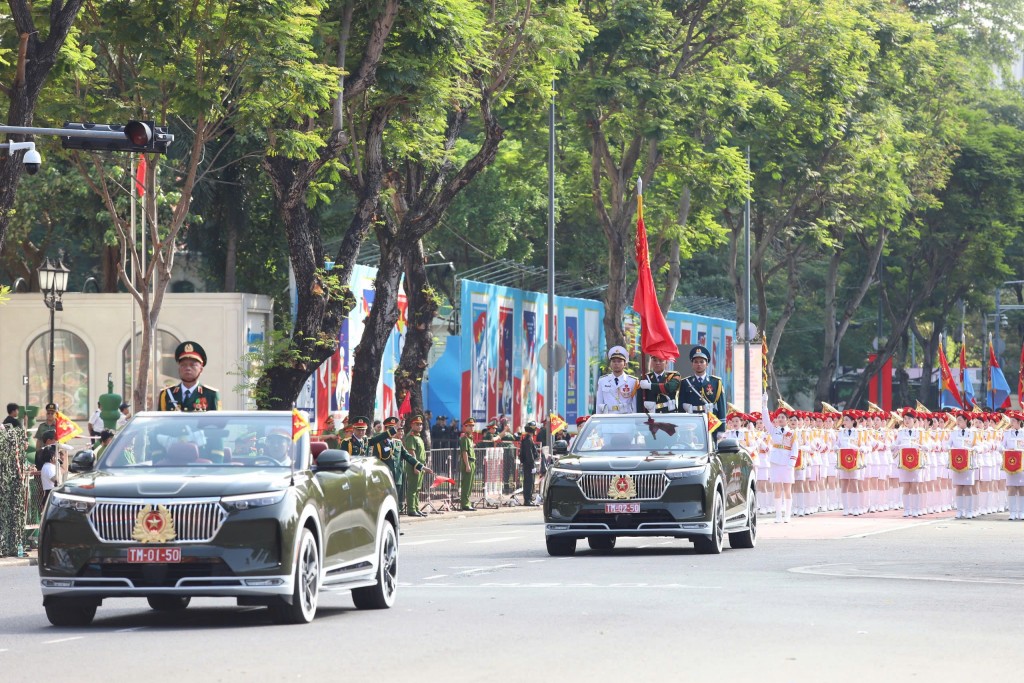 Khoảng 7h sáng, buổi tổng duyệt chính thức diễn ra bằng các tiết mục nghệ thuật đặc sắc. Sau đó, các đại biểu, khách mời, lực lượng diễu binh, diễu hành nghiêm trang thực hiện nghi lễ chào cờ cùng màn bắn 21 loạt đại bác trên nền Quốc thiều. Khoảng 7h sáng, buổi tổng duyệt chính thức diễn ra bằng các tiết mục nghệ thuật đặc sắc. Sau đó, các đại biểu, khách mời, lực lượng diễu binh, diễu hành nghiêm trang thực hiện nghi lễ chào cờ cùng màn bắn 21 loạt đại bác trên nền Quốc thiều.
