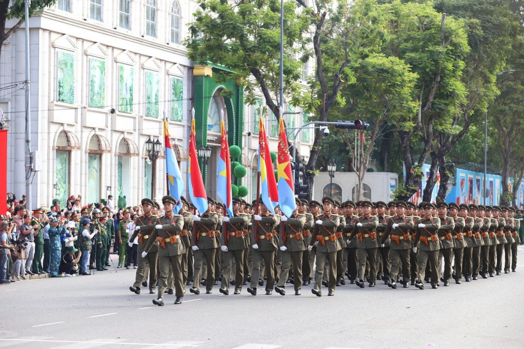 Hơn 8h, buổi tổng duyệt diễu binh, diễu hành chính thức bắt đầu. Đặc biệt, khác với những lần tập luyện trước đó, lần tổng duyệt diễu binh diễu hành lần này kết hợp chung với màn trình diễn tiêm kích, trực thăng kéo cờ Đảng, cờ Tổ quốc trên bầu trời. Hơn 8h, buổi tổng duyệt diễu binh, diễu hành chính thức bắt đầu. Đặc biệt, khác với những lần tập luyện trước đó, lần tổng duyệt diễu binh diễu hành lần này kết hợp chung với màn trình diễn tiêm kích, trực thăng kéo cờ Đảng, cờ Tổ quốc trên bầu trời.