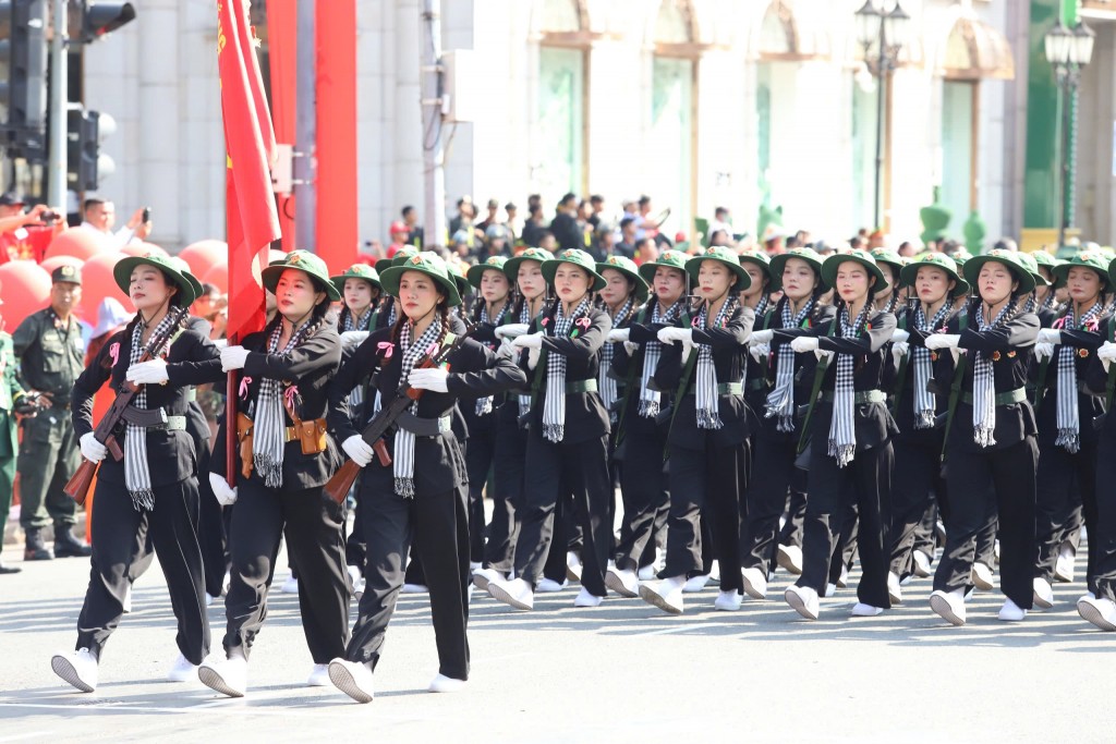 Sau phần lễ tại lễ đài, các đoàn diễu binh, diễu hành đã đi dọc khắp các tuyến đường dưới sự chào đón, cổ vũ nồng nhiệt từ người dân Sau phần lễ tại lễ đài, các đoàn diễu binh, diễu hành đã đi dọc khắp các tuyến đường dưới sự chào đón, cổ vũ nồng nhiệt từ người dân