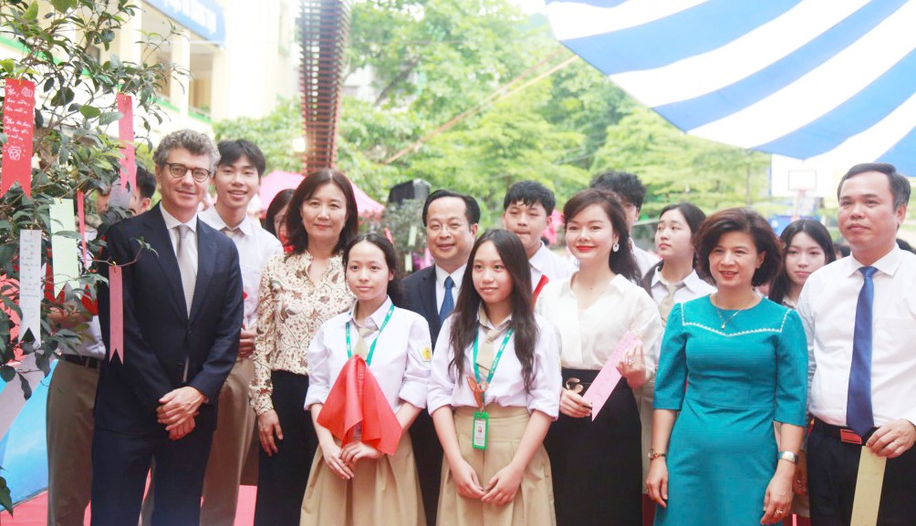 Các vị đại biểu, các em học sinh ký cam kết học tập suốt đời và treo lên cây thông điệp (Ảnh: Thanh Tùng)