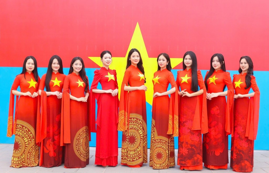 Nhà thiết kế Hoàng Ly và sinh viên trình diễn áo dài cờ đỏ sao vàng