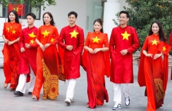 Nhà thiết kế Hoàng Ly và sinh viên trình diễn áo dài cờ đỏ sao vàng