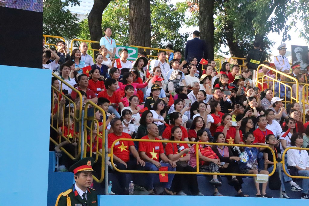 Trong đợt tổng duyệt lần này, rất nhiều người dân có cơ hội được vào khán đài xem các nghi lễ đặc biệt Trong đợt tổng duyệt lần này, rất nhiều người dân có cơ hội được vào khán đài xem các nghi lễ đặc biệt