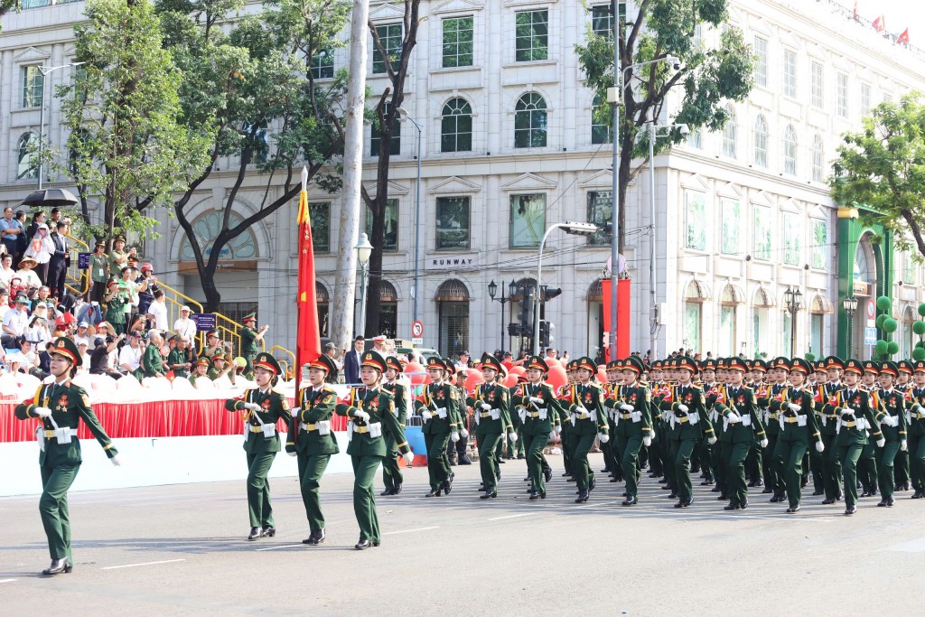 Những nữ chiến sĩ uy nghiêm Những nữ chiến sĩ uy nghiêm