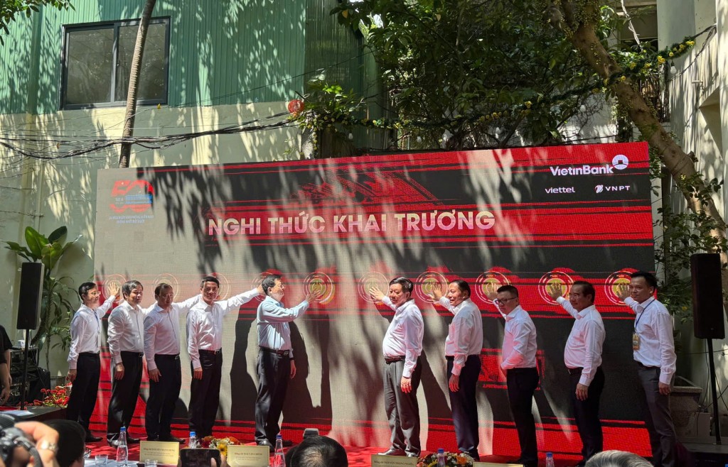 Các đại biểu thực hiện nghi thức khai trương Trung tâm Báo chí
