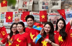 Bạn trẻ nô nức bắt trend check-in mừng ngày hội non sông