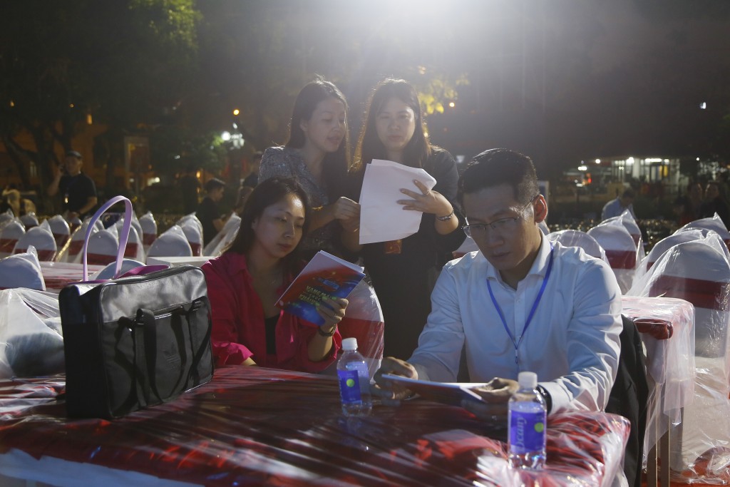 Các MC, BTV chuẩn bị cho chương trình