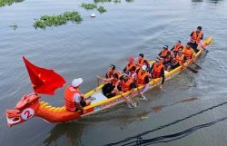 Sôi động giải đua thuyền truyền thống Bình Dương