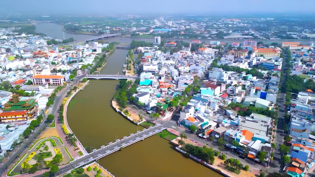 Bên bờ Vàm Cỏ Tây là thành phố Tân An - trung tâm chính trị, văn hóa, kinh tế, khoa học kỹ thuật của tỉnh