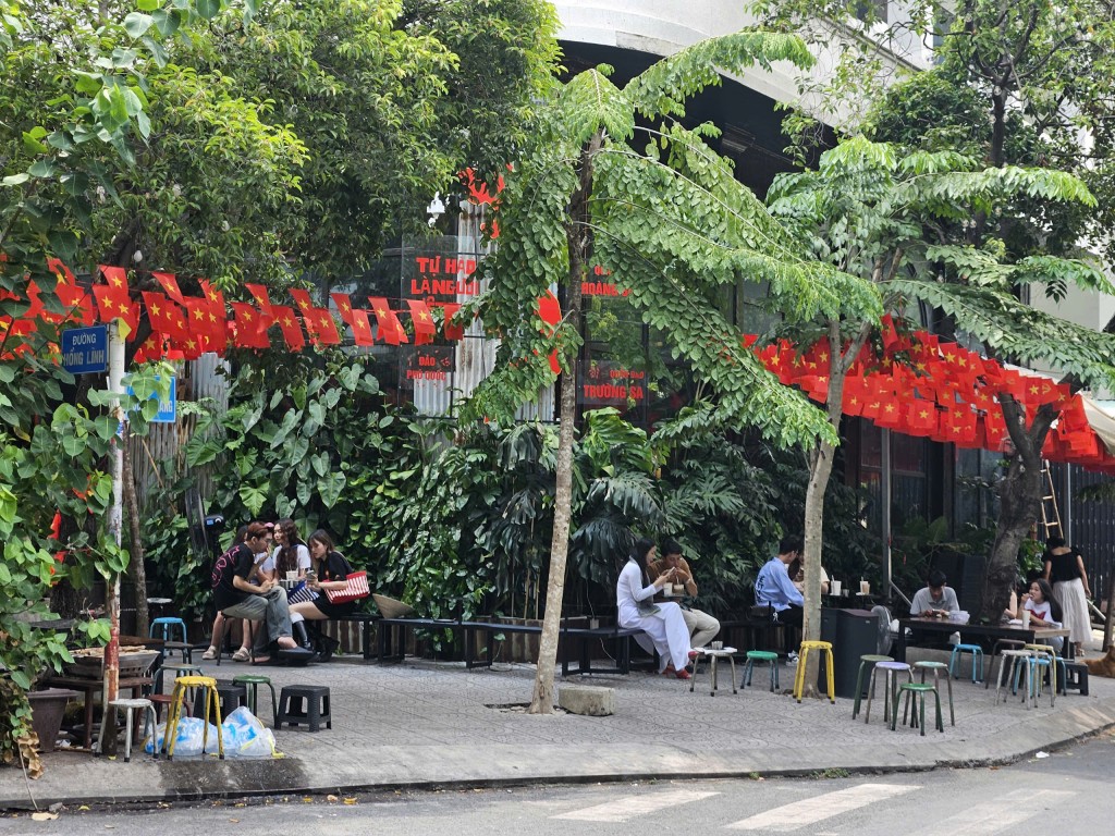 Một quán cà phê trên địa bàn Quận 10 thu hút rất đông giới trẻ bởi không gian được trang trí trang ngập sắc đỏ Một quán cà phê trên địa bàn Quận 10 thu hút rất đông giới trẻ bởi không gian được trang trí trang ngập sắc đỏ