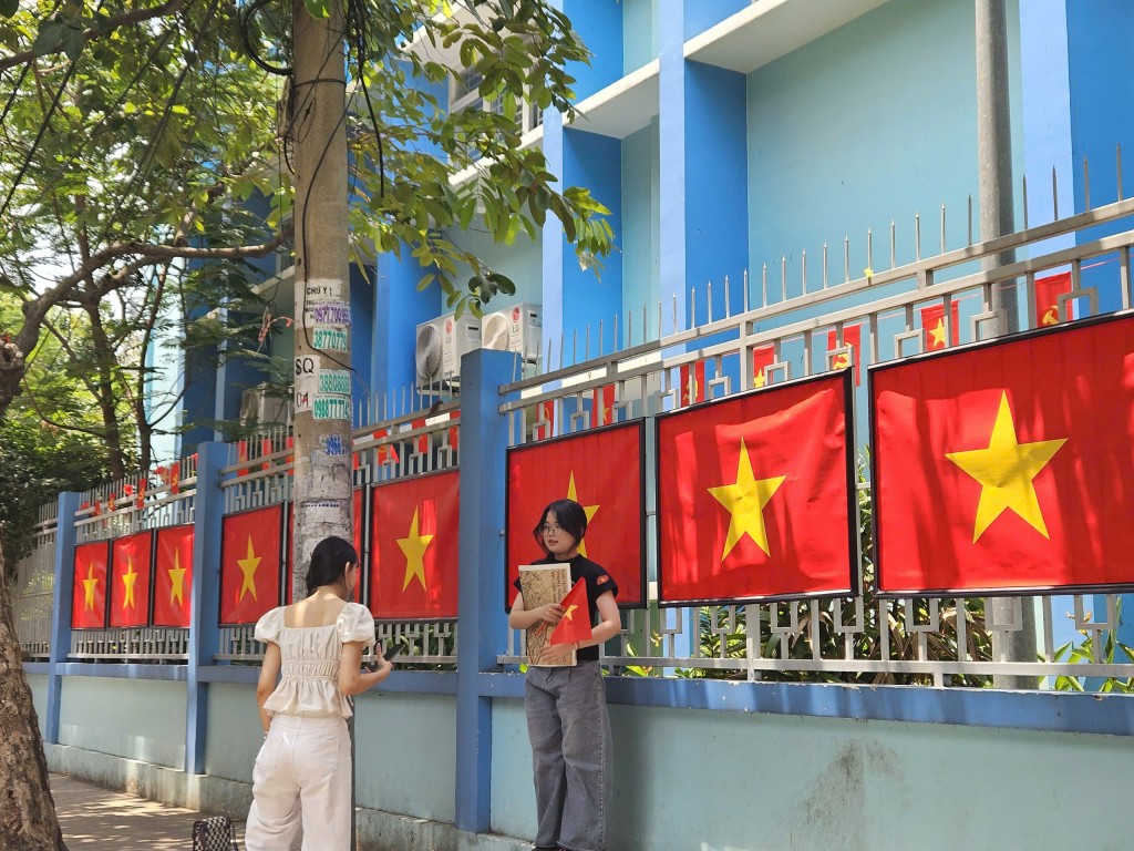Nhiều bạn trẻ tranh thủ check-in tại những nơi có treo cờ Tổ quốc Nhiều bạn trẻ tranh thủ check-in tại những nơi có treo cờ Tổ quốc