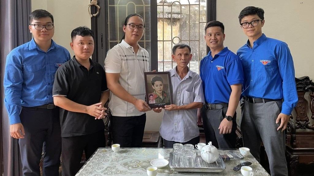 5 năm qua hàng nghìn tấm ảnh đã được anh Lê Văn Phúc và các cộng sự phục dựng, trao tặng đến các gia đình