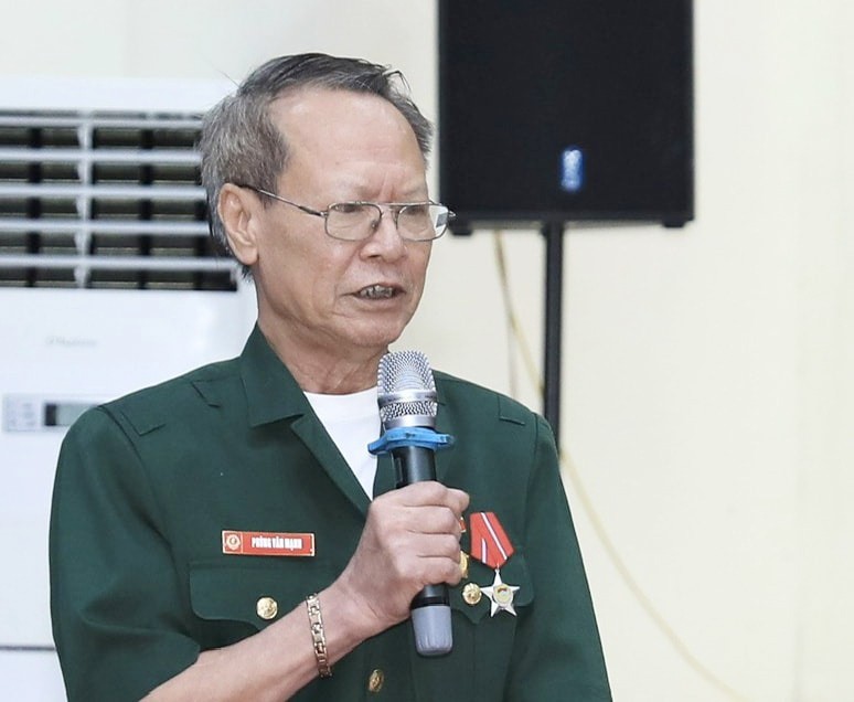 Ông Phùng Văn Mạnh chia sẻ về phong trào “Chiếc gậy Trường Sơn” ở quê hương Hòa Xá, Ứng Hòa, Hà Nội (Ảnh: Quang Thái)