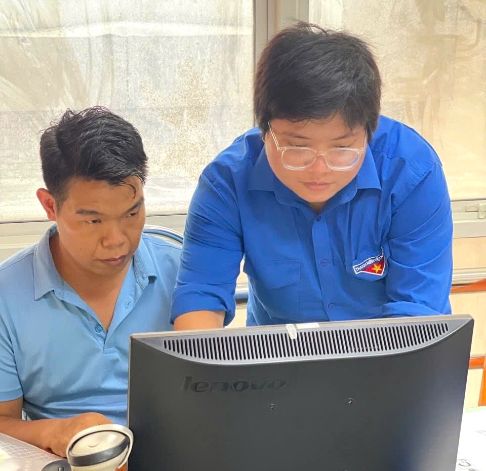Bạn Trần Thu Hoài, Bí thư Đoàn phường Yên Phụ, quận Tây Hồ, Hà Nội hướng dẫn người dân chuyển đổi số