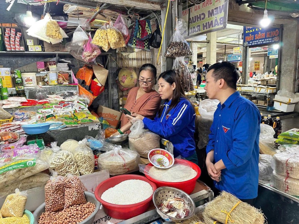 Các bạn trẻ trong đội hình “Bình dân học vụ số” hướng dẫn, hỗ trợ người dân