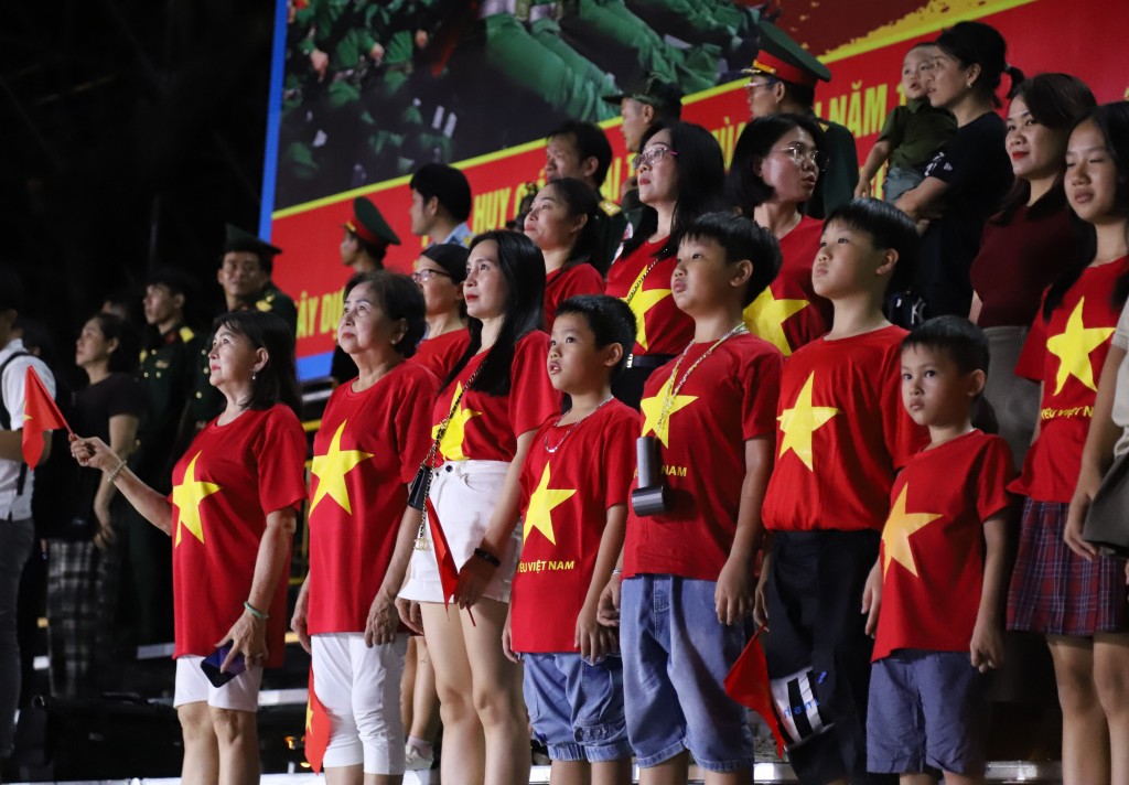 Người dân và du khách tại TP Hồ Chí Minh háo hức với các sự kiện kỷ niệm 50 năm Ngày Giải phóng hoàn toàn miền Nam, thống nhất đất nước (30/4/1975 - 30/4/2025)