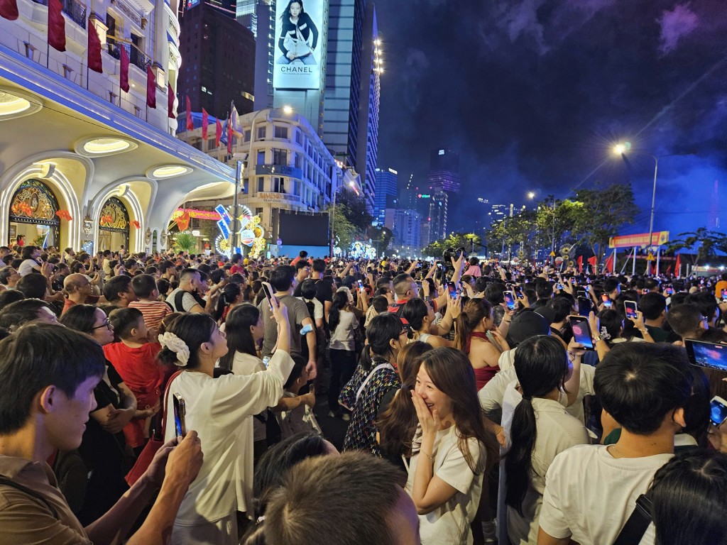 TP Hồ Chí Minh - 50 năm đổi mới, vươn mình, vững bước phát triển