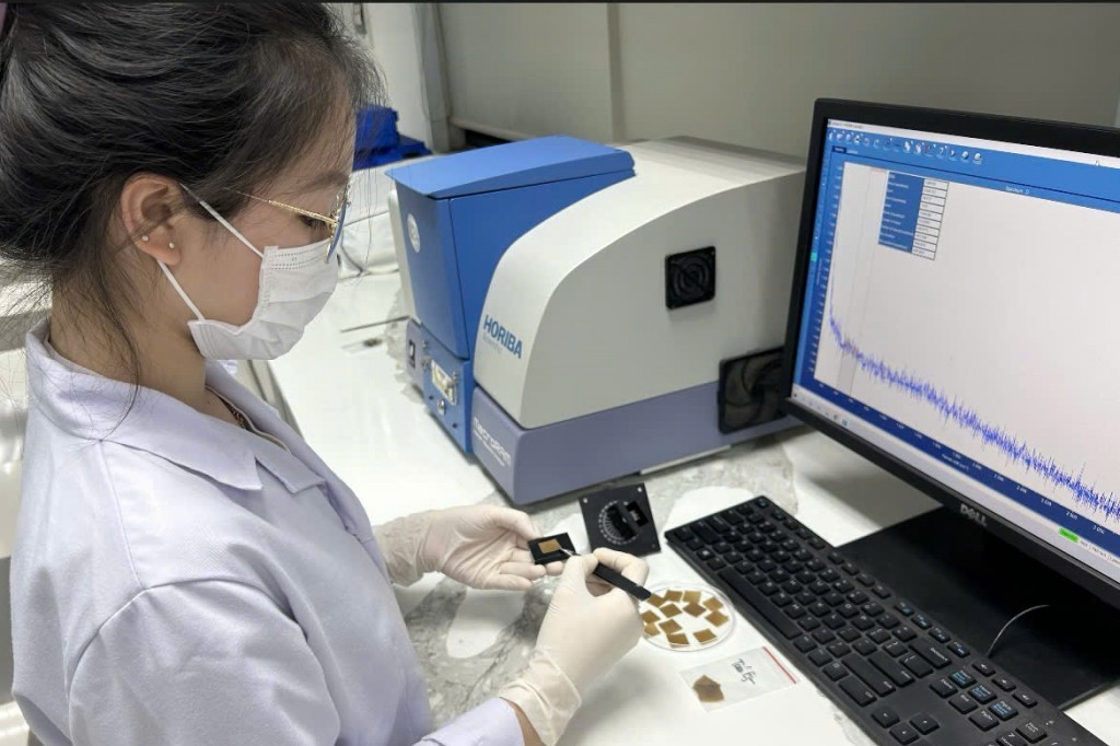 Bùi Hạnh Nhung tại phòng thí nghiệm
