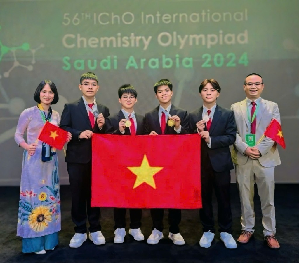 Nguyễn Hữu Tiến Hưng (thứ tư từ trái sang) cùng thầy cô và các thành viên đội tuyển Olympic Hóa học quốc tế