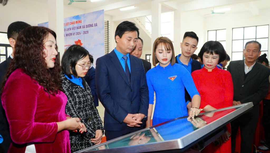 Ủy viên Ban Chấp hành Trung ương Đoàn, Phó Bí thư Thường trực Thành đoàn, Chủ tịch Hội LHTN thành phố Hà Nội Nguyễn Đức Tiến tham quan hoạt động chuyển đổi số của thanh niên Thủ đô 