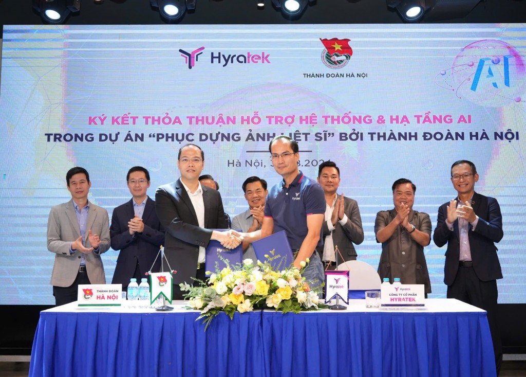 Ủy viên Ban Chấp hành Trung ương Đoàn, Phó Bí thư Thành đoàn, Chủ tịch Hội Sinh viên thành phố Hà Nội Nguyễn Tiến Hưng ký kết hỗ trợ thực hiện dự án “Phục dựng ảnh liệt sĩ”