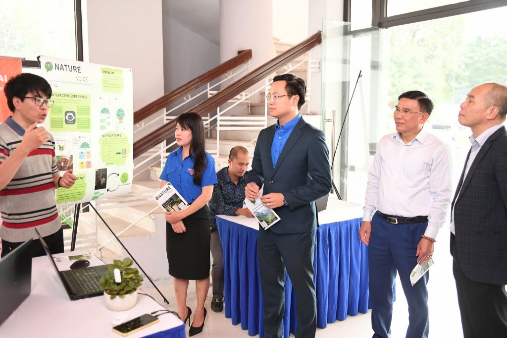 Phó Bí thư Thành đoàn Hà Nội Trần Quang Hưng tham quan sản phẩm khởi nghiệp sáng tạo của thanh niên Thủ đô