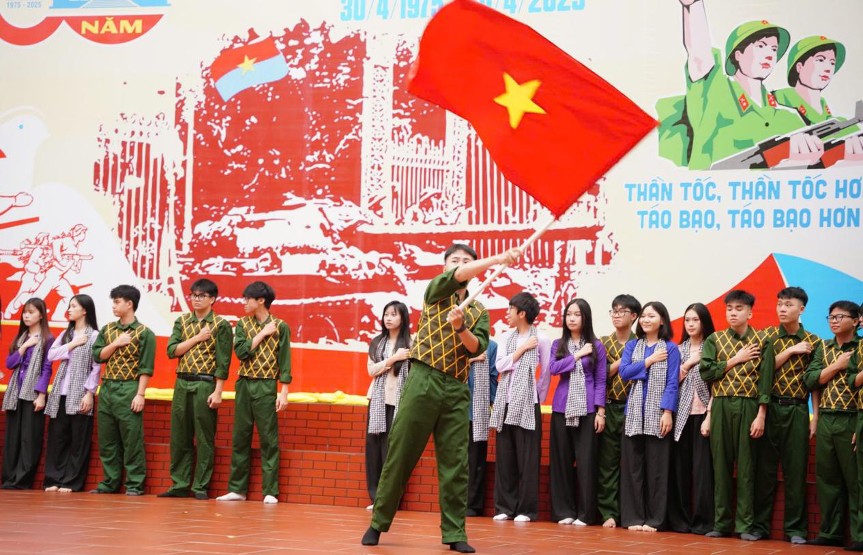 Học trò hát múa mừng ngày hội non sông